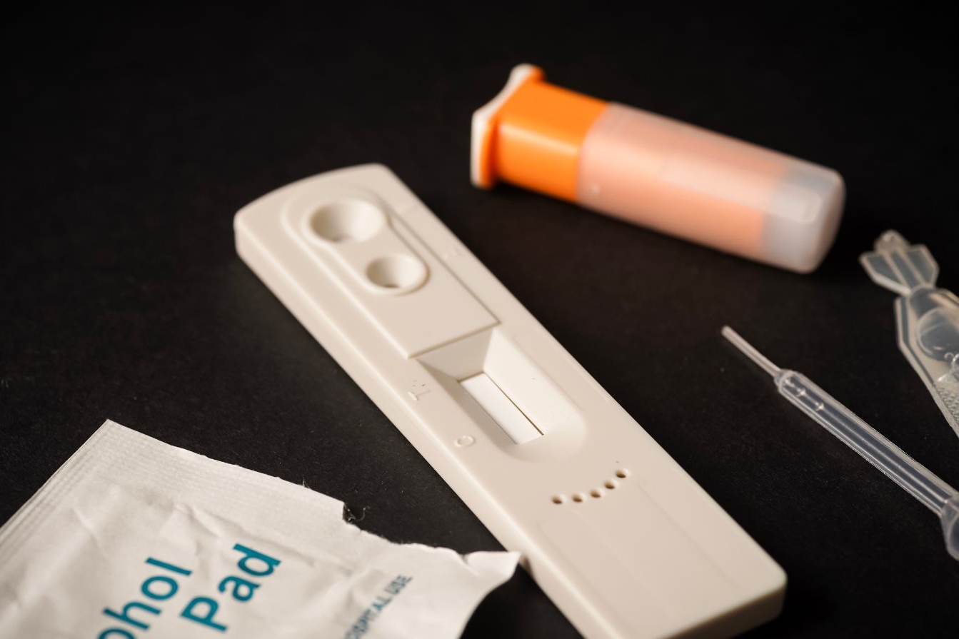 Fotografía de kit para prueba casera de VIH aparecen casete, pañito de alcohol, gotero y punzón